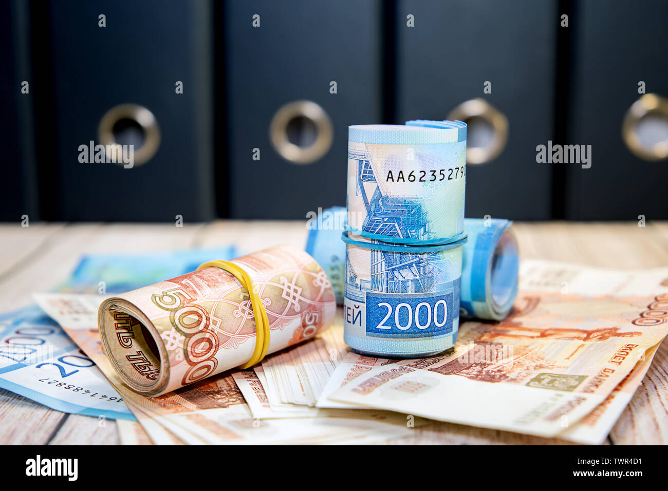 De l'argent pour payer les impôts. Beaucoup d'argent russe. Cinq mille et deux mille roubles note Banque D'Images