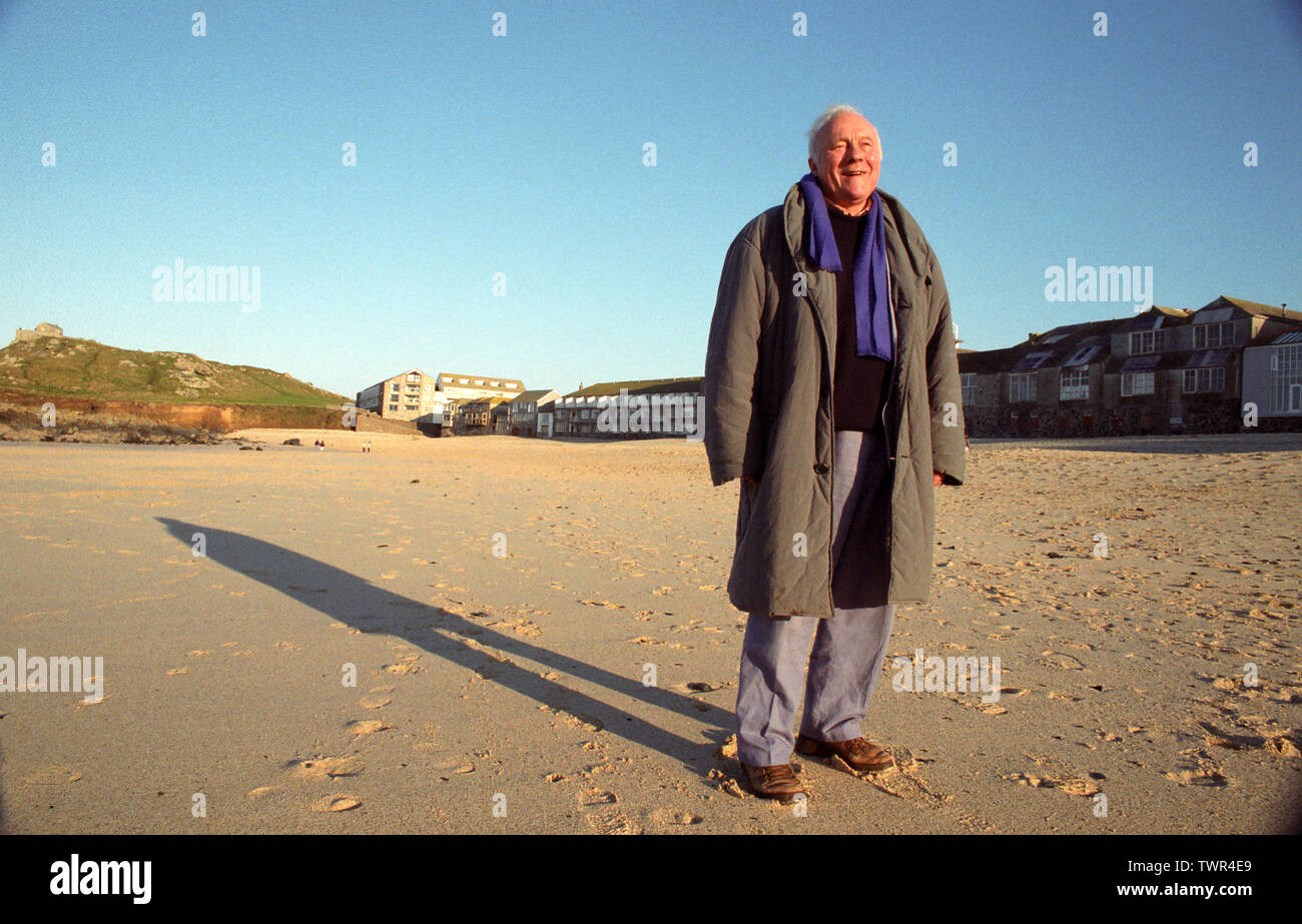 1996 St Ives, Cornwall, UK. La fin Patrick Heron debout sur la plage de Porthmeor à St Ives, Cornwall. Banque D'Images