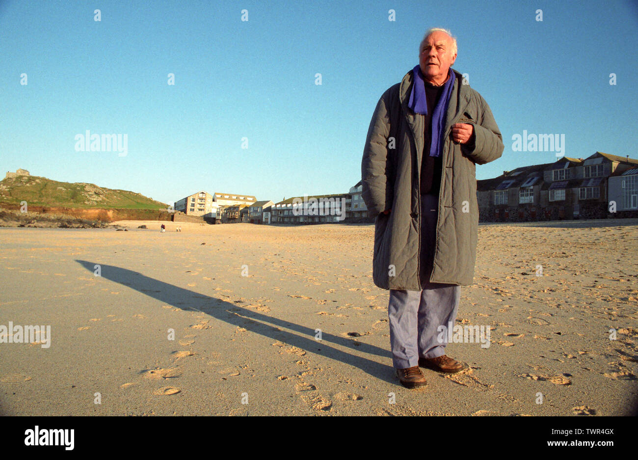 1996 St Ives, Cornwall, UK. La fin Patrick Heron debout sur la plage de Porthmeor à St Ives, Cornwall. Banque D'Images