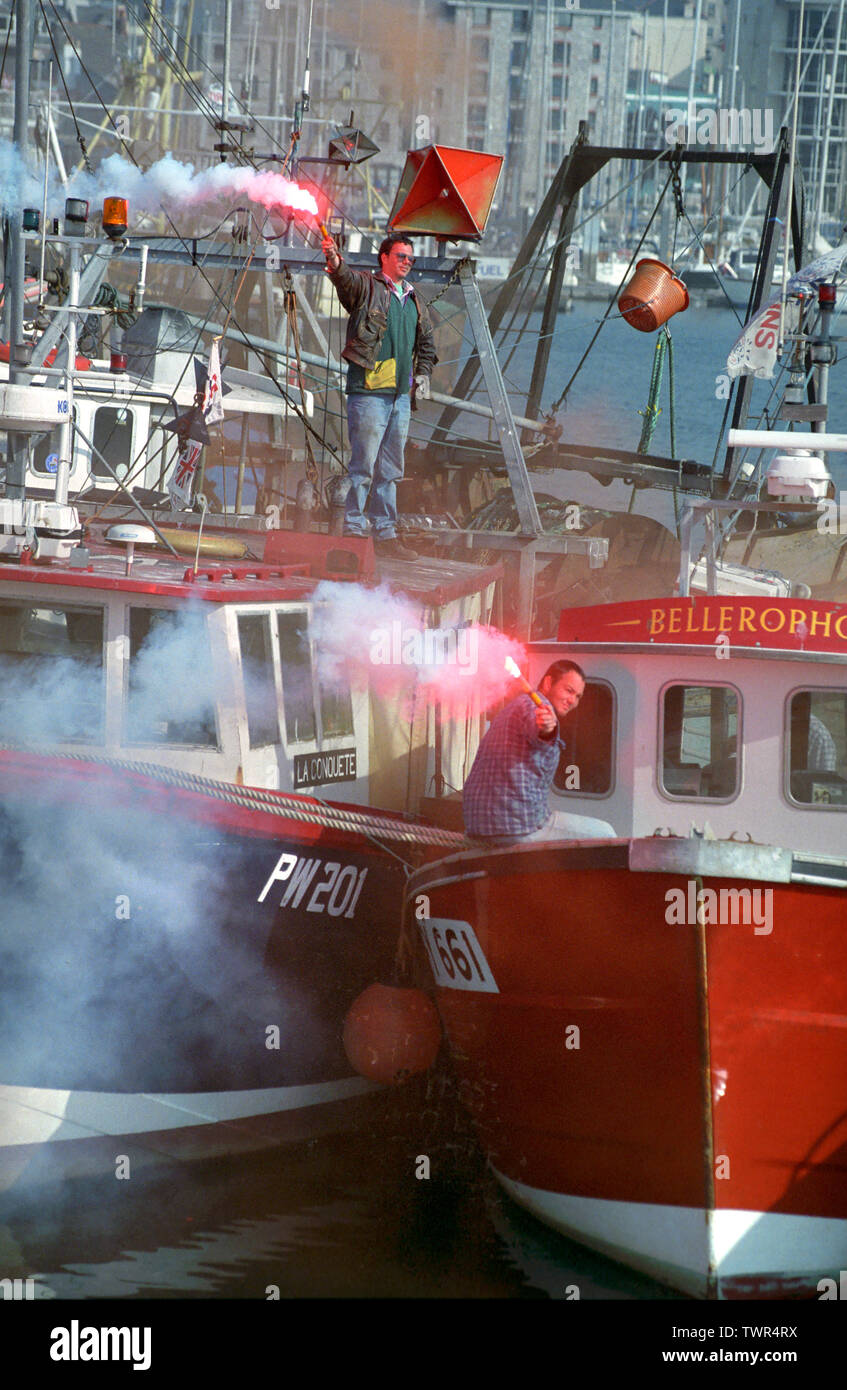 1993 - Plymouth, en Angleterre. Les pêcheurs protestent contre la politique commune de pêche de l'UE. Plymouth, Devon, Angleterre. Banque D'Images