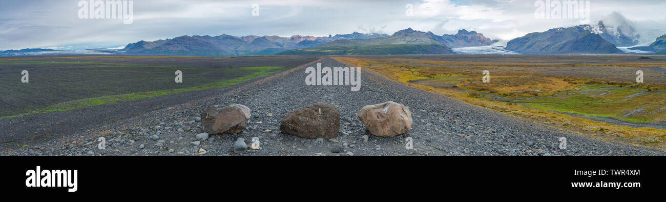 Vue panoramique de trois glaciers dans le parc national de Skaftafell en Islande. Route de gravier se terminant dans les montagnes, les glaciers islandais. Banque D'Images