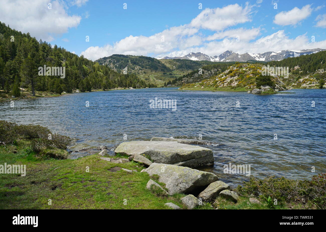 France Lac de montagne avec le massif du Carlit en arrière-plan, Pyrénées-Orientales, Estany de la Pradella, parc naturel des Pyrénées Catalanes Banque D'Images