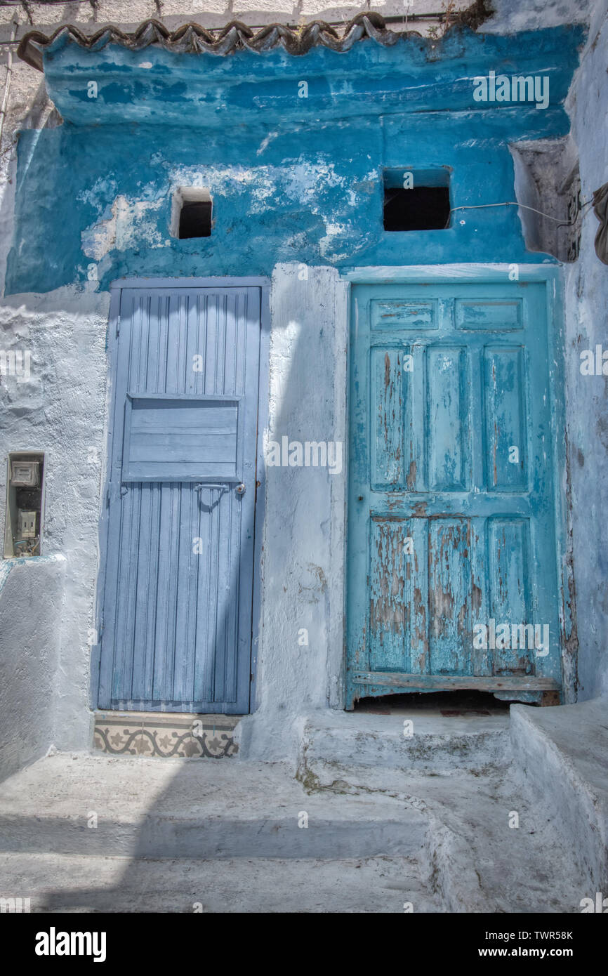 Deux portes avec les couleurs traditionnelles de Chefchouen, Maroc Banque D'Images