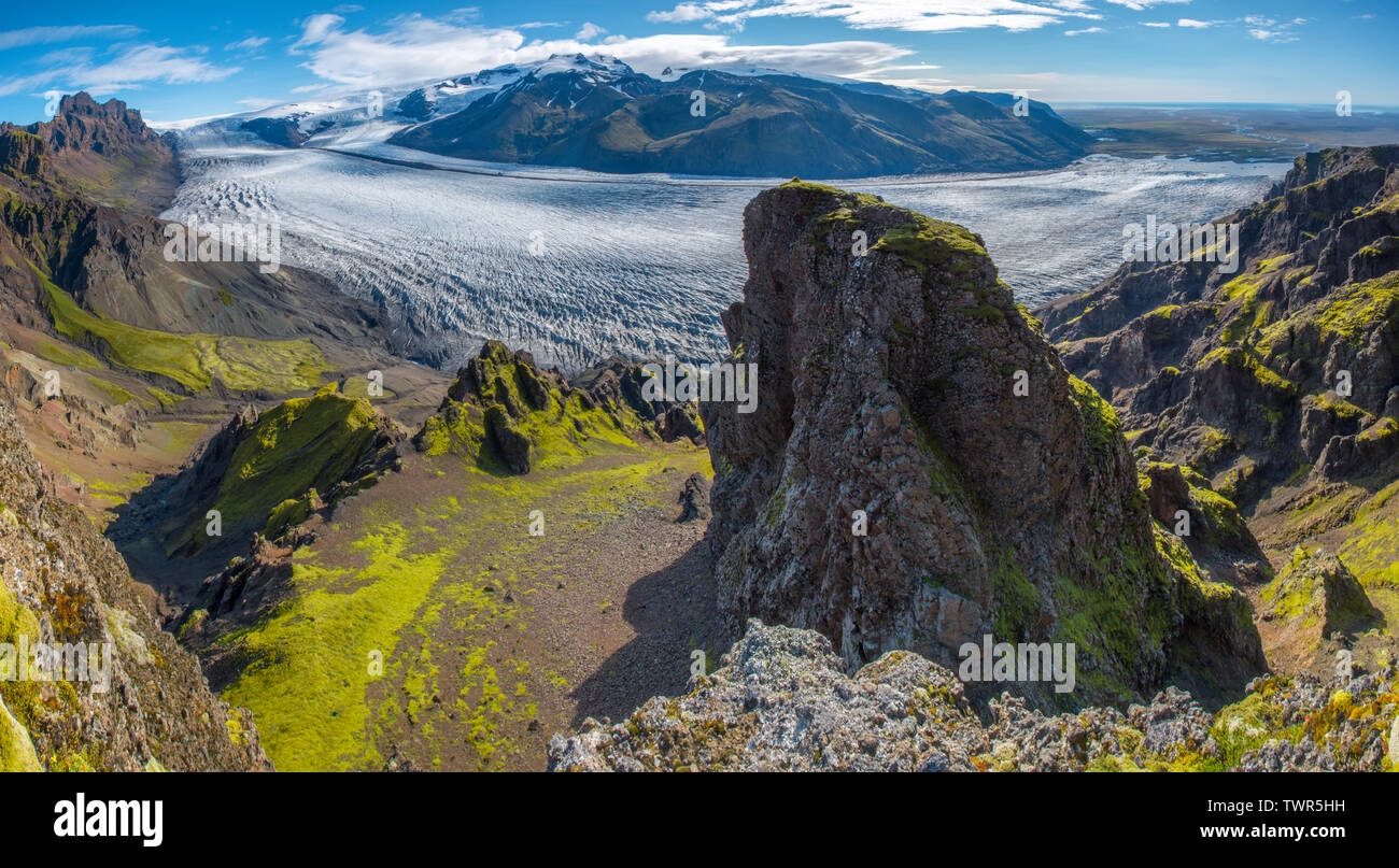 Skaftafellsjokull en vue surplombant le parc national de Skaftafell, depuis le sommet de Kristinartindar mountain. Long bras glaciaires s'écoulant sur un lagon. Banque D'Images