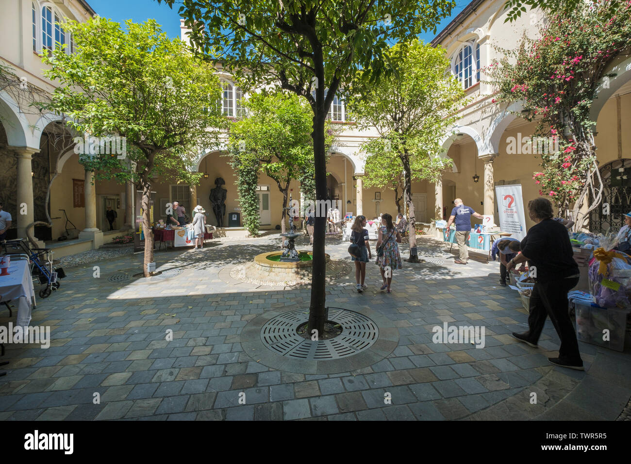 Le couvent (Résidence du gouverneur), le couvent Place, Main Street, Gibraltar. Cloîtres et quadrangle sur journée portes ouvertes annuelle de charité. Banque D'Images