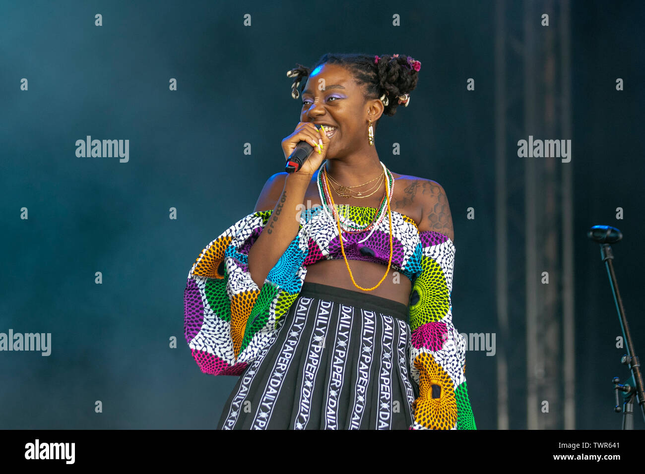 Niambi Sala et Thandiwe, deux chanteurs américains de New York, qui vont par Niambi et Thandi, un duo hip-hop et soul de Washington, dont la musique est décrite comme la « manifestation sonique du futurisme afro, divertiront les foules à Sefton Park lors de l'événement Liverpool Africa Oye.Le R&B contemporain est un genre musical qui combine des éléments de rythme et de blues, pop, soul, funk, hip hop et musique électronique.Le genre présente un style de production d'enregistrements distinctif, des rythmes à tambour, un ton et des voix corrigées, Banque D'Images