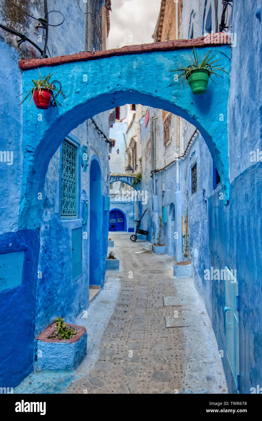 Allée de Nice avec des arcs à Chefchaouen, ville touristique du nord du Maroc Banque D'Images