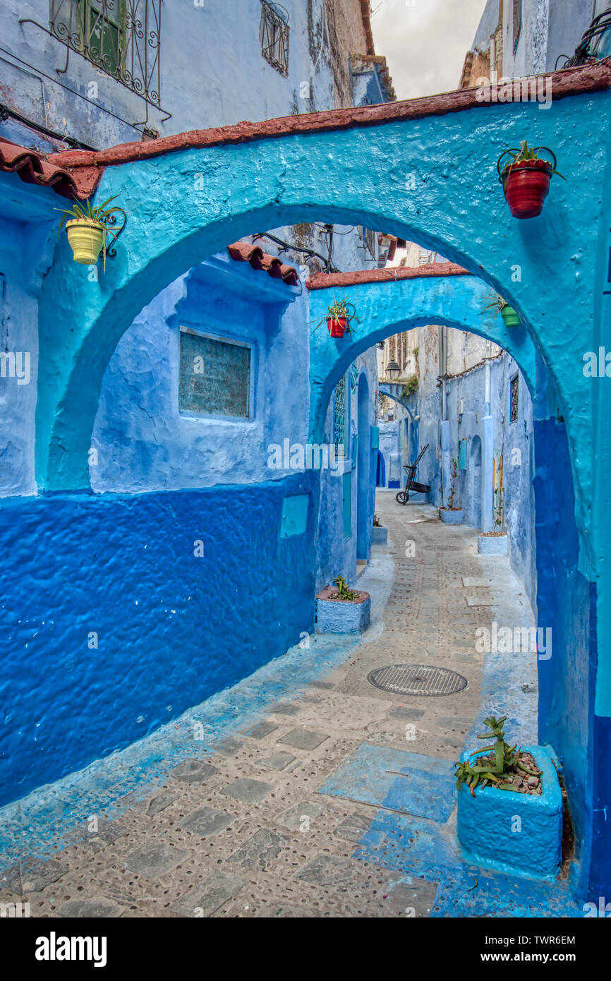 Allée de Nice avec des arcs à Chefchaouen, ville touristique du nord du Maroc Banque D'Images