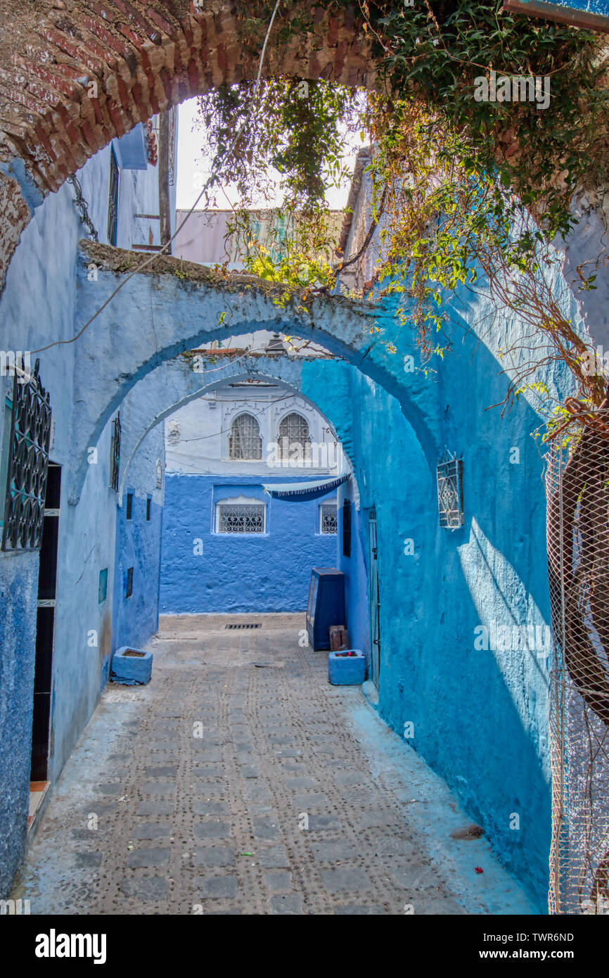 Allée de Nice avec des arcs à Chefchaouen, ville touristique du nord du Maroc Banque D'Images