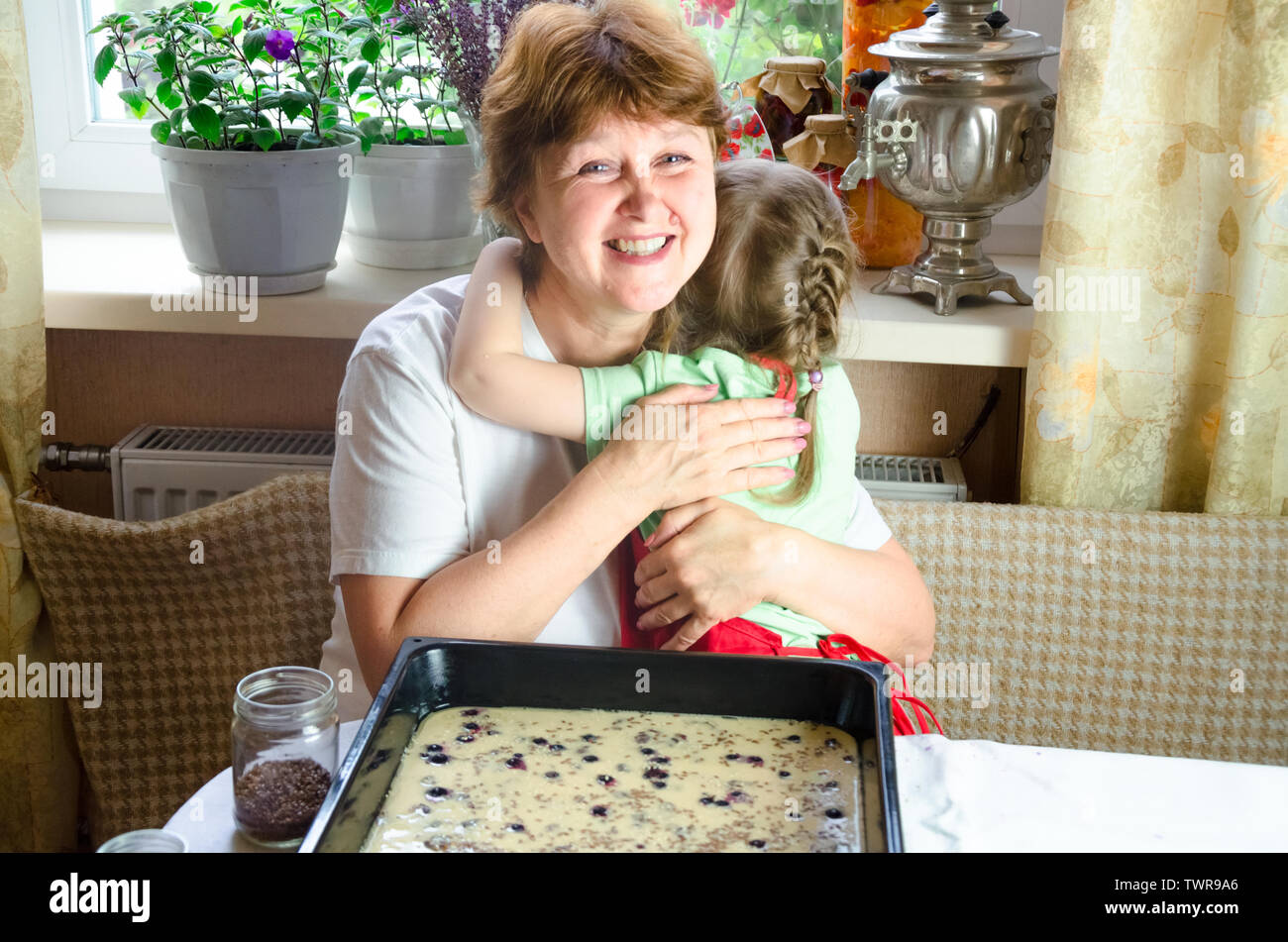 Portrait De Visages Mains Heureux Mamie Brune Hug Sa Petite Fille Bebe Fille Jouer Avec Grand Mere Cuisine Enfant Bebe Tenir Grand Mere Et Rire Photo Stock Alamy