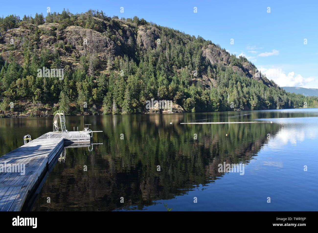 Quai de la plage sur un lac de montagne calme Banque D'Images
