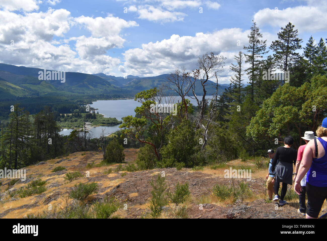 Les randonneurs de la descente d'une piste de montagne Banque D'Images