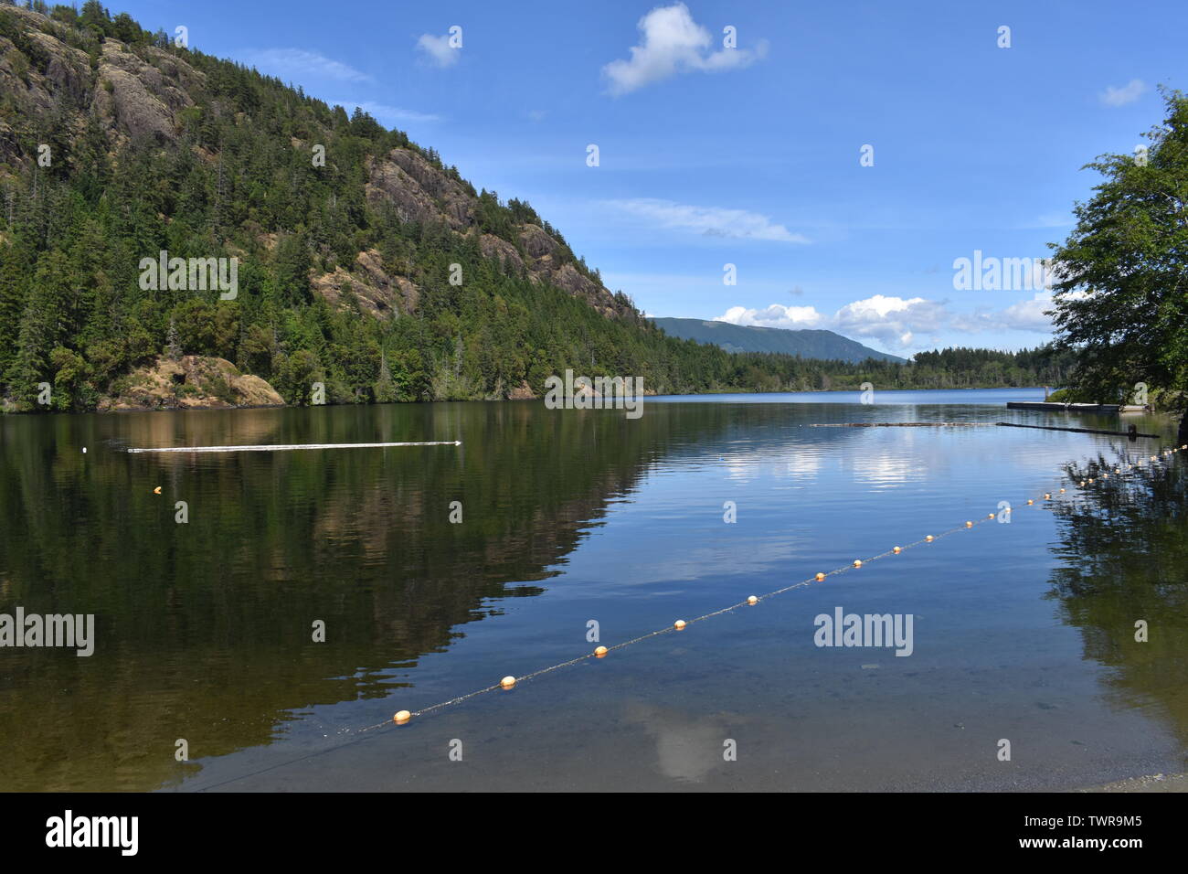 Une plage de baignade dans un lac de montagne calme Banque D'Images