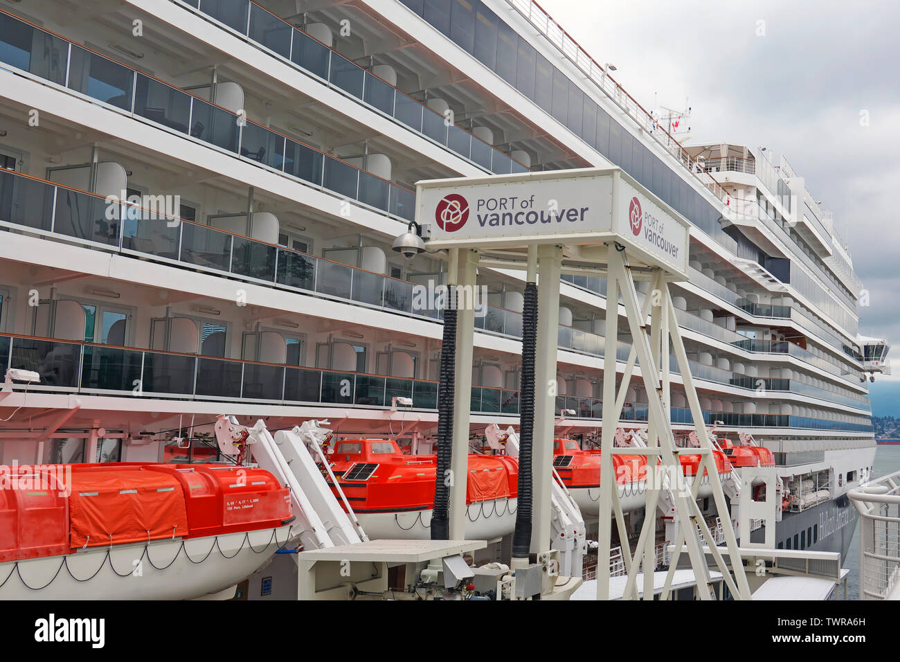 Un navire de croisière amarré au sauvetage orange montrant Port de Vancouver, Vancouver, B. C., Canada. Banque D'Images