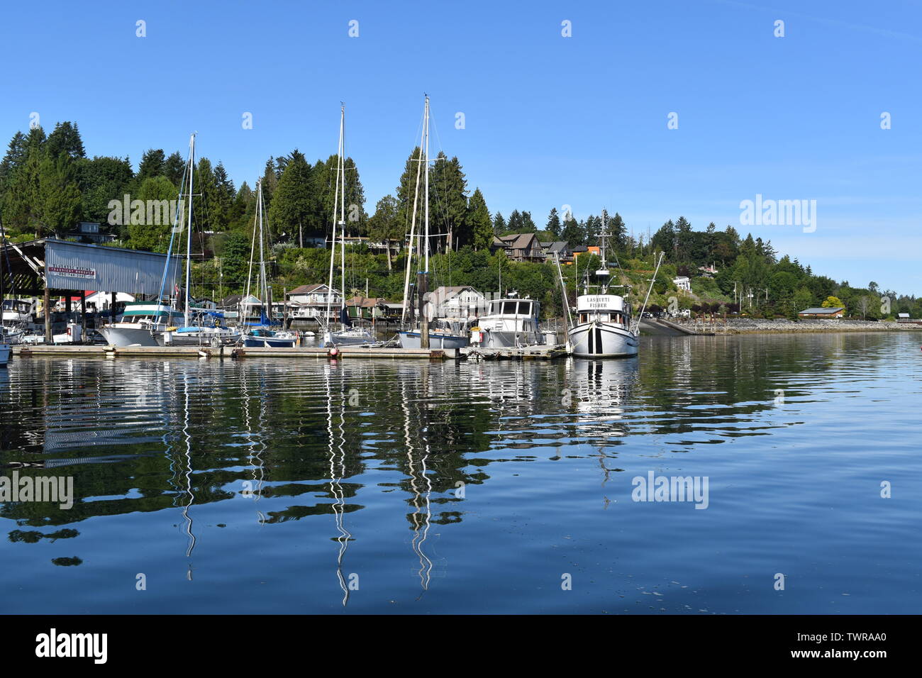 Bateaux amarrés dans l'eau calme de Cowichan Bay, BC, Canada Banque D'Images