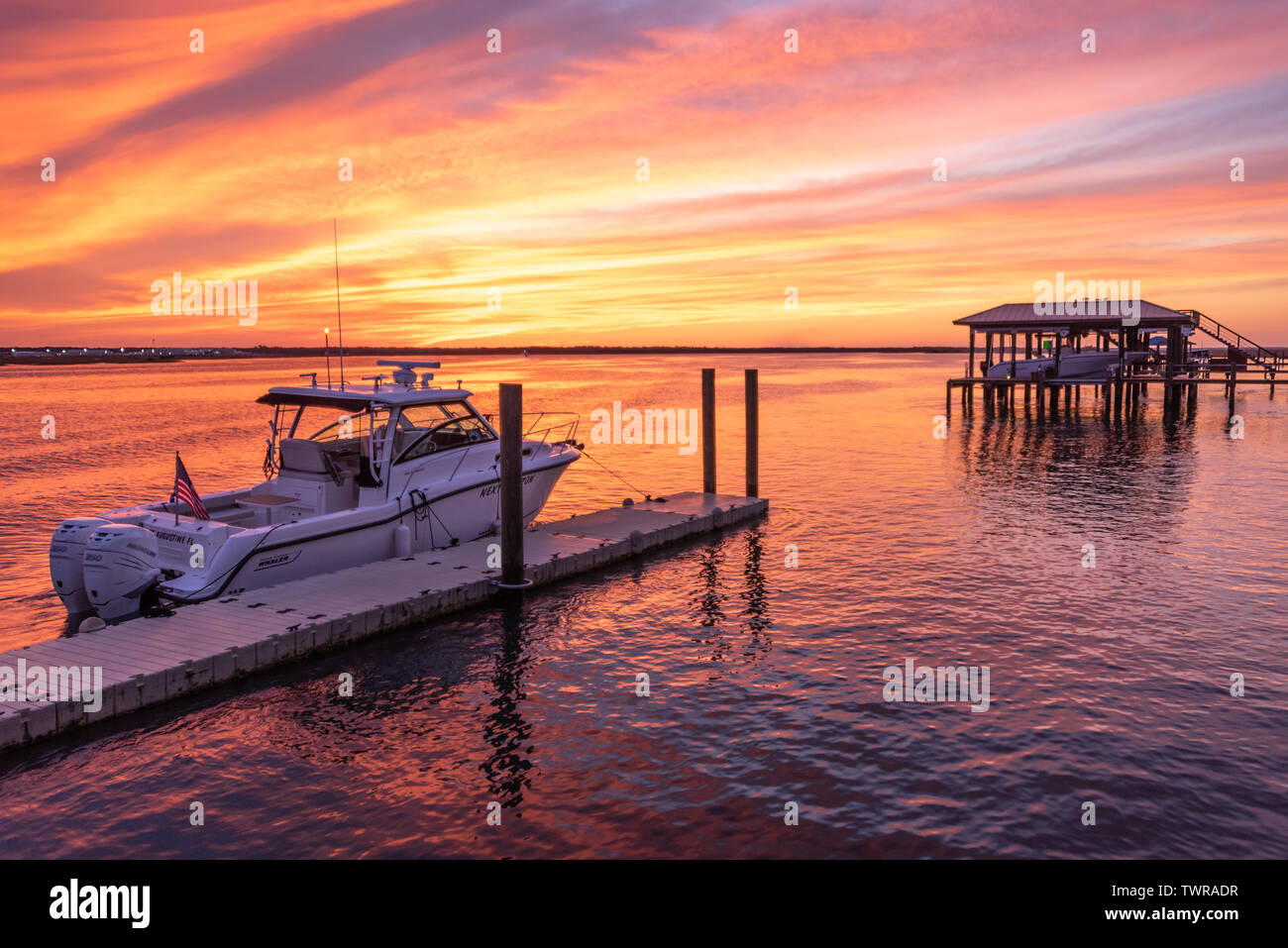 Un coucher du soleil de Floride sur la voie d'eau à saint Augustin. (USA) Banque D'Images