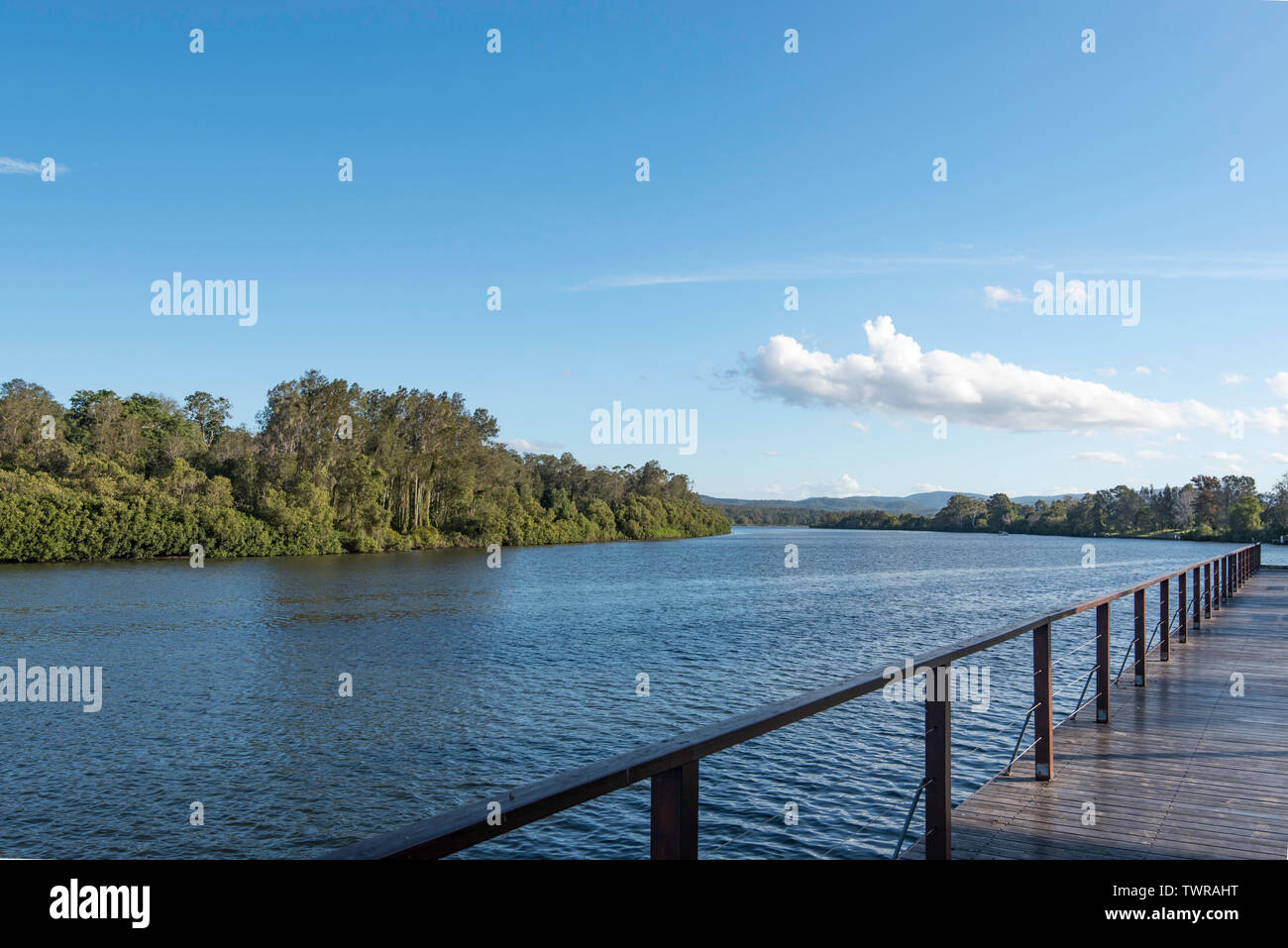 En regardant vers le sud le long de la Rivière Manning à Antoing de Harry Bennett Park sur le milieu de la côte nord de la Nouvelle-Galles du Sud, Australie Banque D'Images