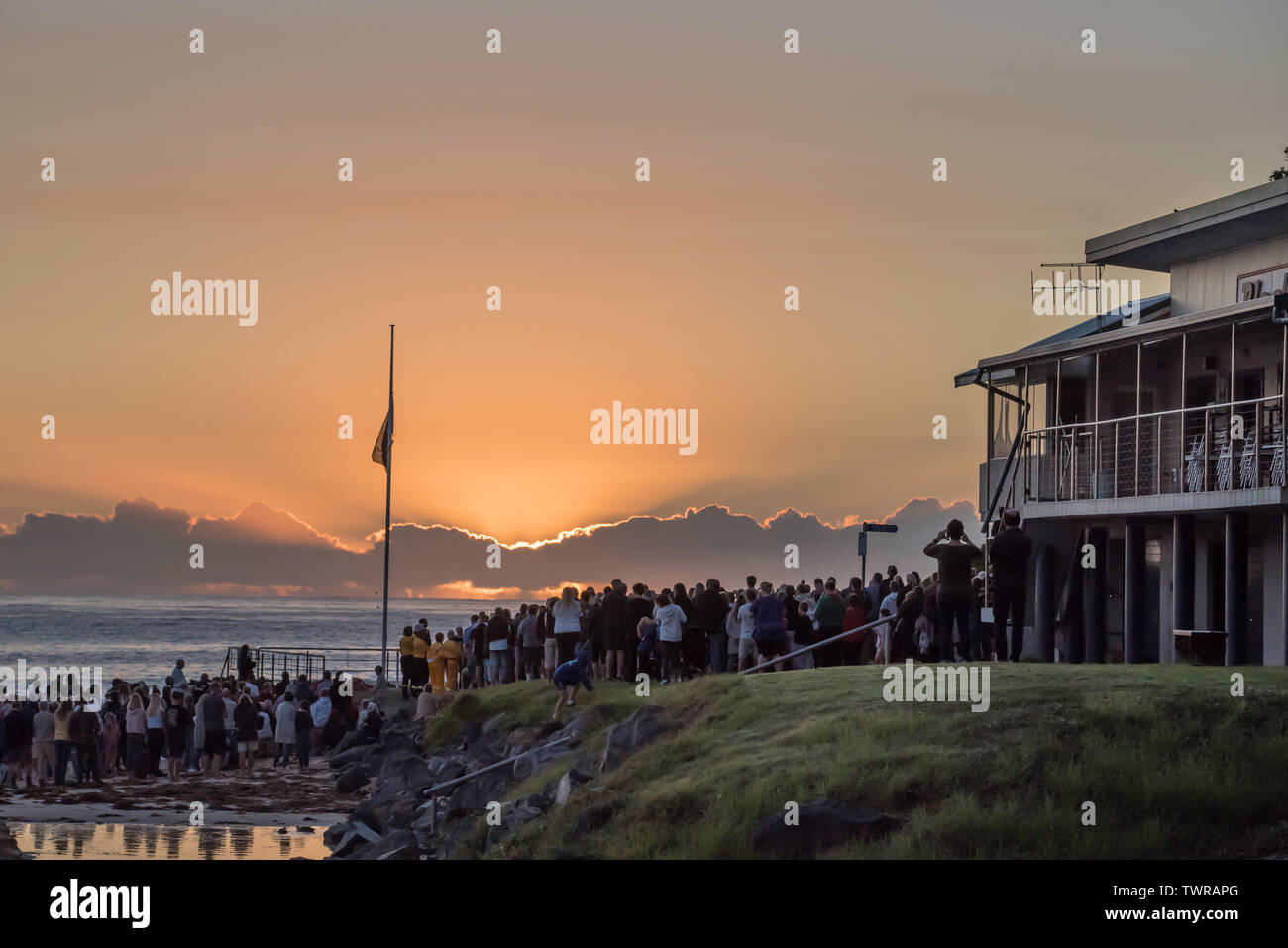 25 avril 2019 : Une grande foule assister à l'aube service de l'ANZAC sur la plage et à côté du surf club à Black Head Beach, New South Wales, Australie Banque D'Images