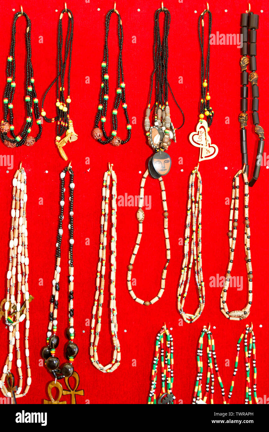 Art ethnique, bijoux, colliers, bracelets de perles et charms à vendre de l'Africa Oye, Liverpool, Royaume-Uni Banque D'Images
