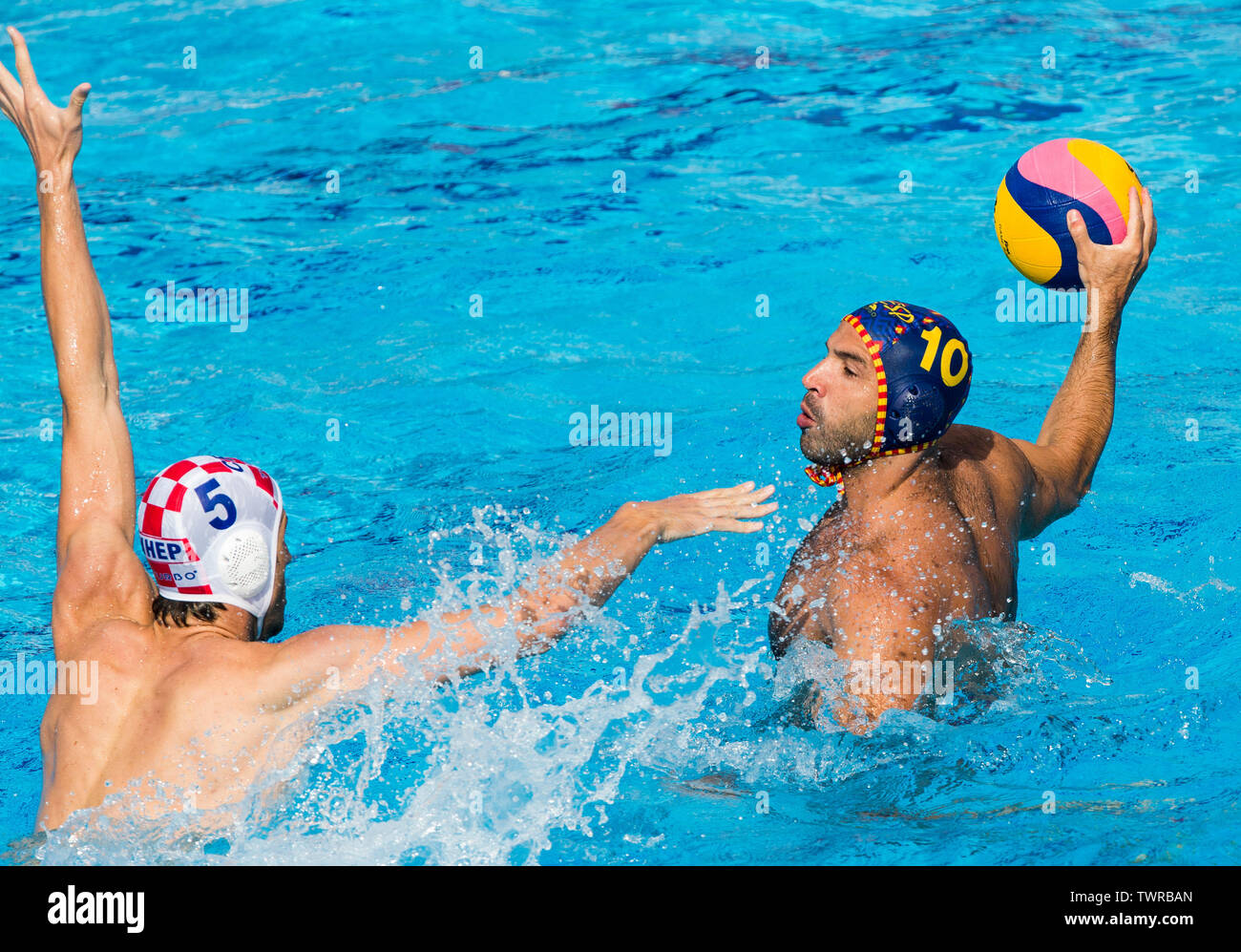 Maro Jokovic de Croatie essaie de bloquer Felipe Rocha Perrone d'Espagne alors qu'il tire au but Banque D'Images