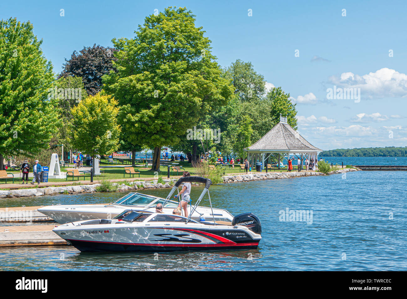 Entrer dans l'eau des bateaux à la Couchiching Beach Park à l'eau pour profiter aussi agréable journée d'été sur l'eau. Banque D'Images
