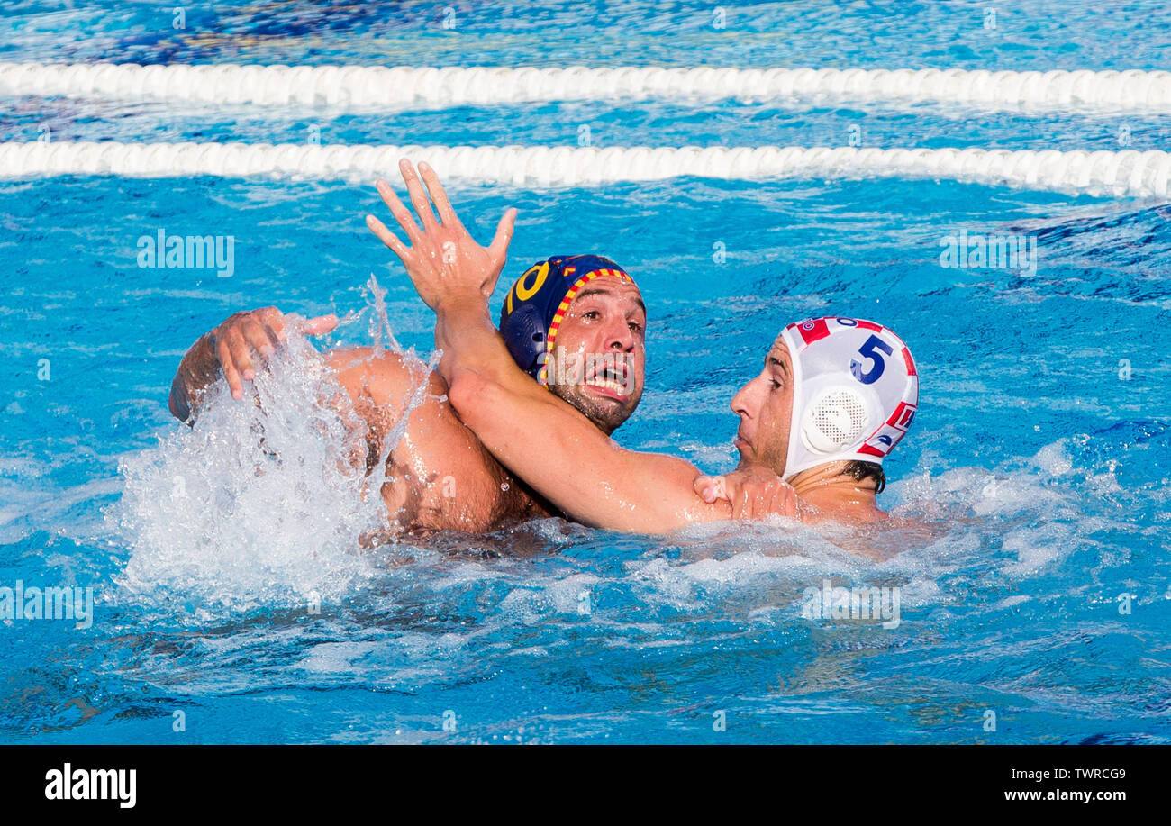 Perrone Felipe Rocha d'Espagne se bousculent pour position contre Maro Jokovic de Croatie Banque D'Images