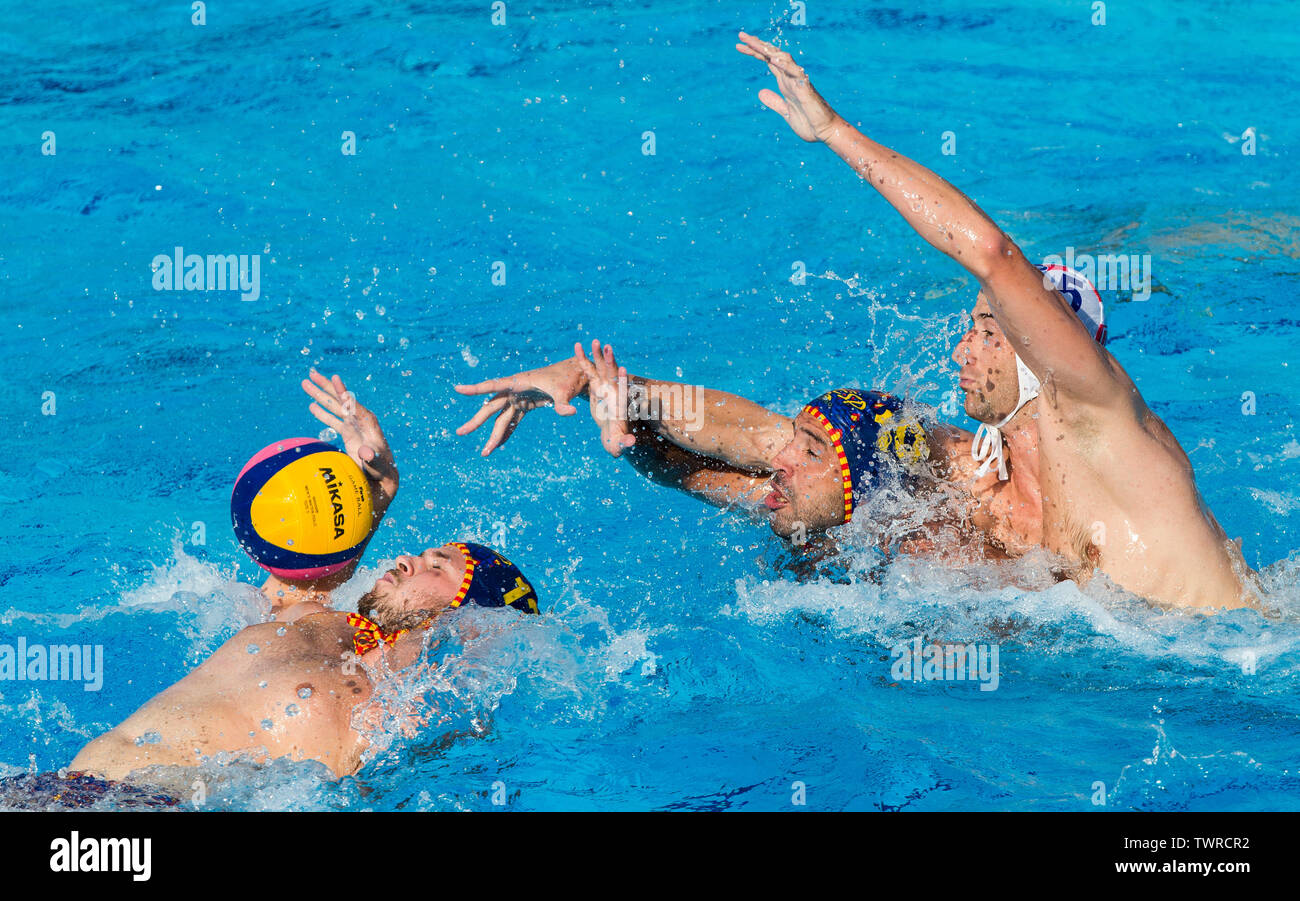 A. Bustos Sanchez de l'Espagne prend une balle alors que Felipe Rocha Perrone d'Espagne rivalise avec Maro Jokovic de Croatie Banque D'Images