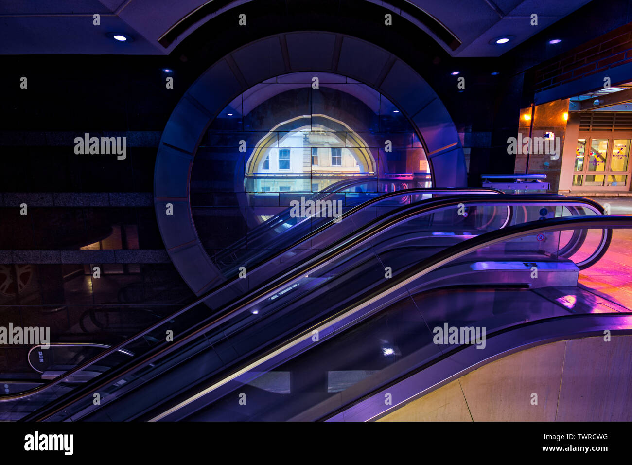Escalator avec un tunnel vision in London England Banque D'Images