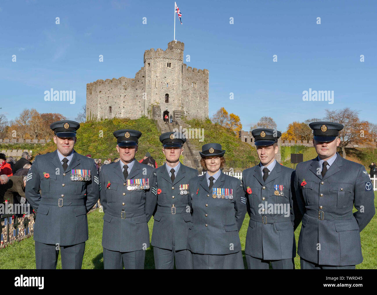 CARDIFF, Royaume-Uni. Le 08 Nov 2017. Dimanche du souvenir prenant place à l'intérieur Château de Cardiff avec des troupes militaires, politiciens et hauts fonctionnaires p Banque D'Images