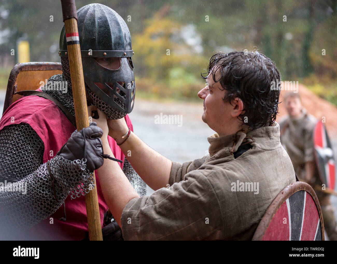 ABERYSTWYTH, ROYAUME-UNI. 18 novembre 2017. Les membres du groupe médiéval de réédiction du train Historia Normannis à Aberystwyth, au Pays de Galles. Banque D'Images
