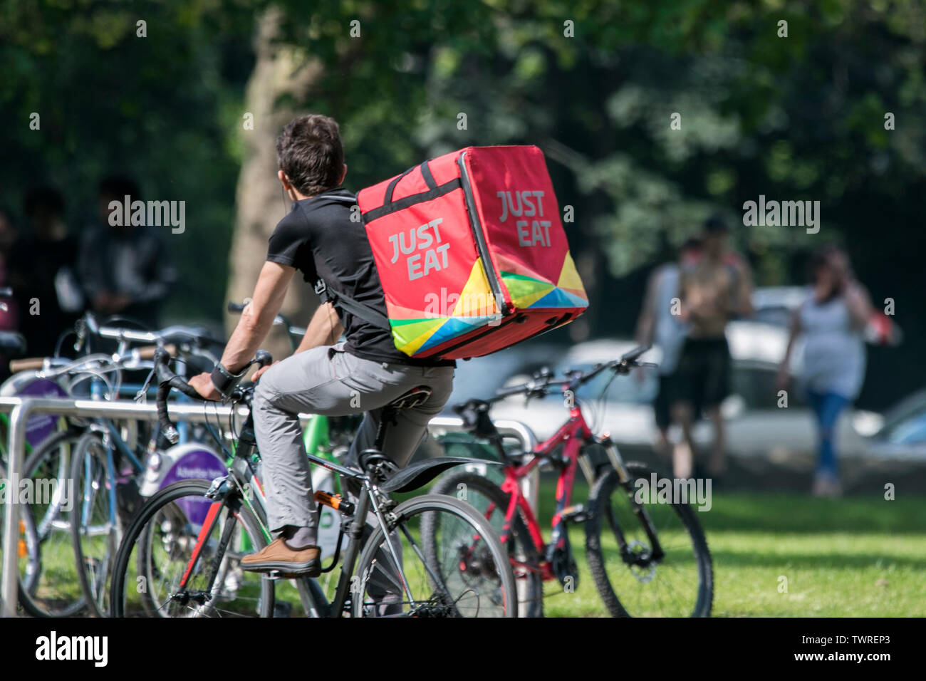 Un cycliste juste manger livraison de nourriture Banque D'Images