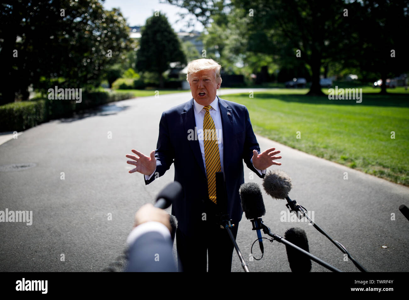 Washington, USA. 22 Juin, 2019. Le Président américain Donald Trump s'adresse aux journalistes avant son départ de la Maison Blanche à Washington, DC, États-Unis, 22 juin 2019. Donald Trump le samedi a déclaré que les États-Unis imposent des sanctions supplémentaires contre l'Iran lundi. Credit : Ting Shen/Xinhua/Alamy Live News Banque D'Images