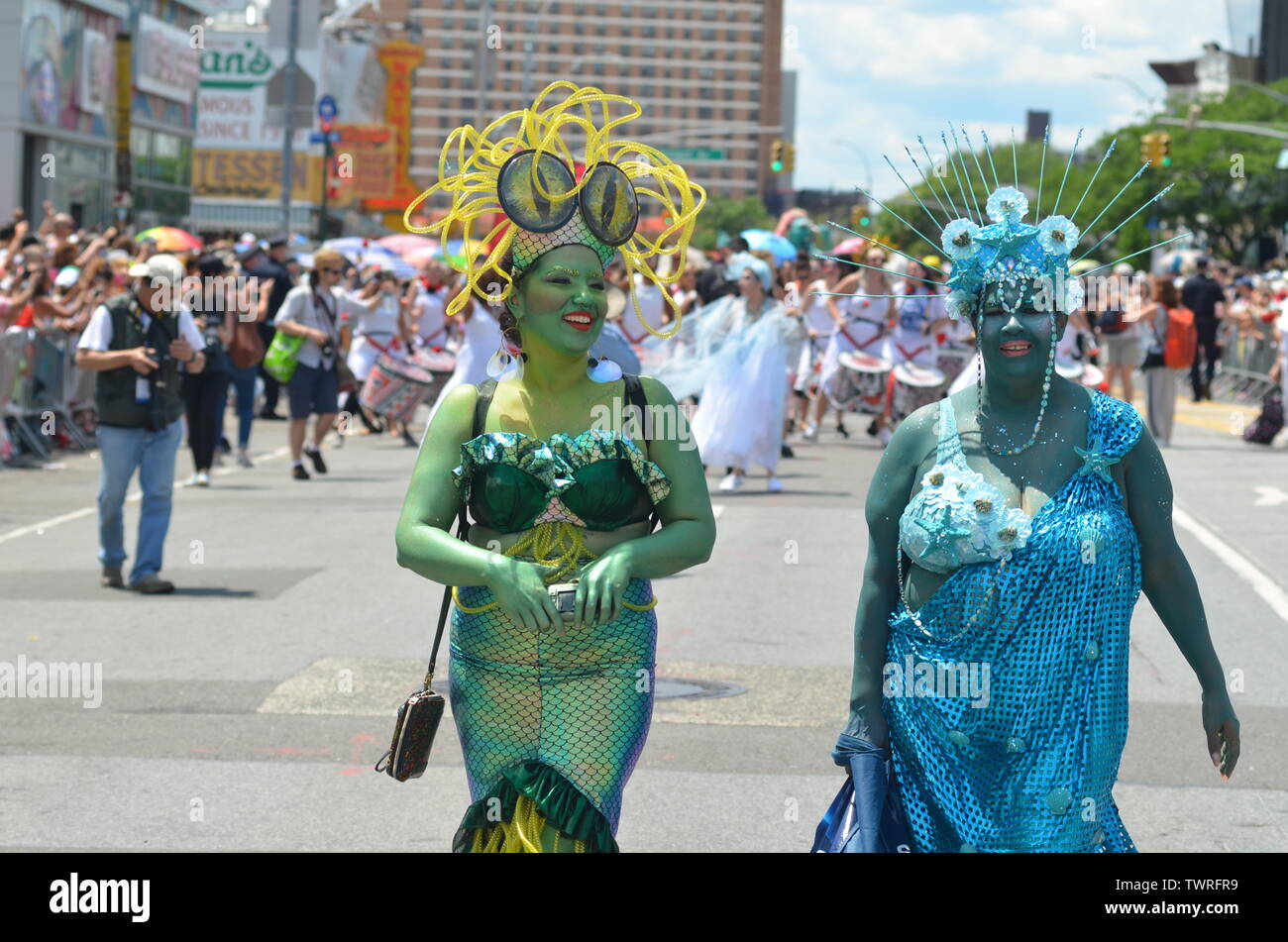 Brooklyn, NY : des milliers de personnes ont participé à la 37e parade annuelle de sirène à Coney Island à Brooklyn le 22 juin 2019. Banque D'Images