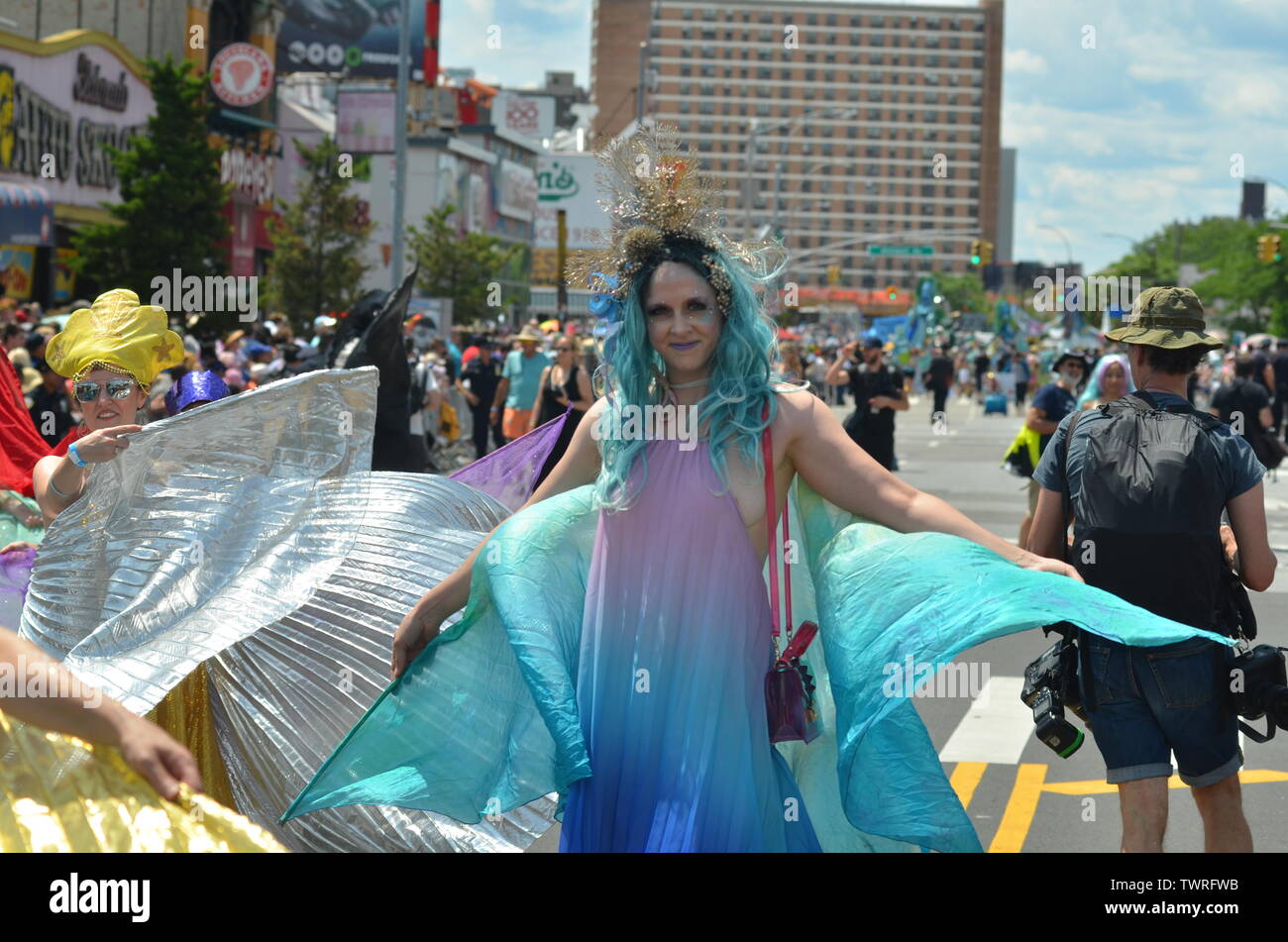 Brooklyn, NY : des milliers de personnes ont participé à la 37e parade annuelle de sirène à Coney Island à Brooklyn le 22 juin 2019. Banque D'Images