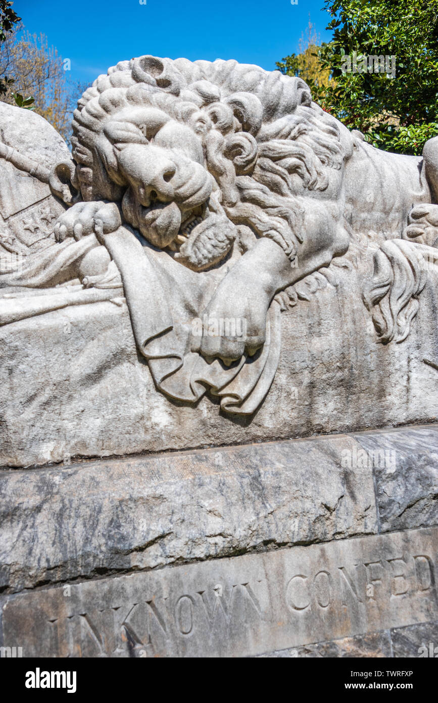 Confederate memorial morts inconnu connu comme le lion de la Confédération, ou le Lion d'Atlanta, au cimetière d'Oakland à Atlanta, Géorgie. (USA) Banque D'Images