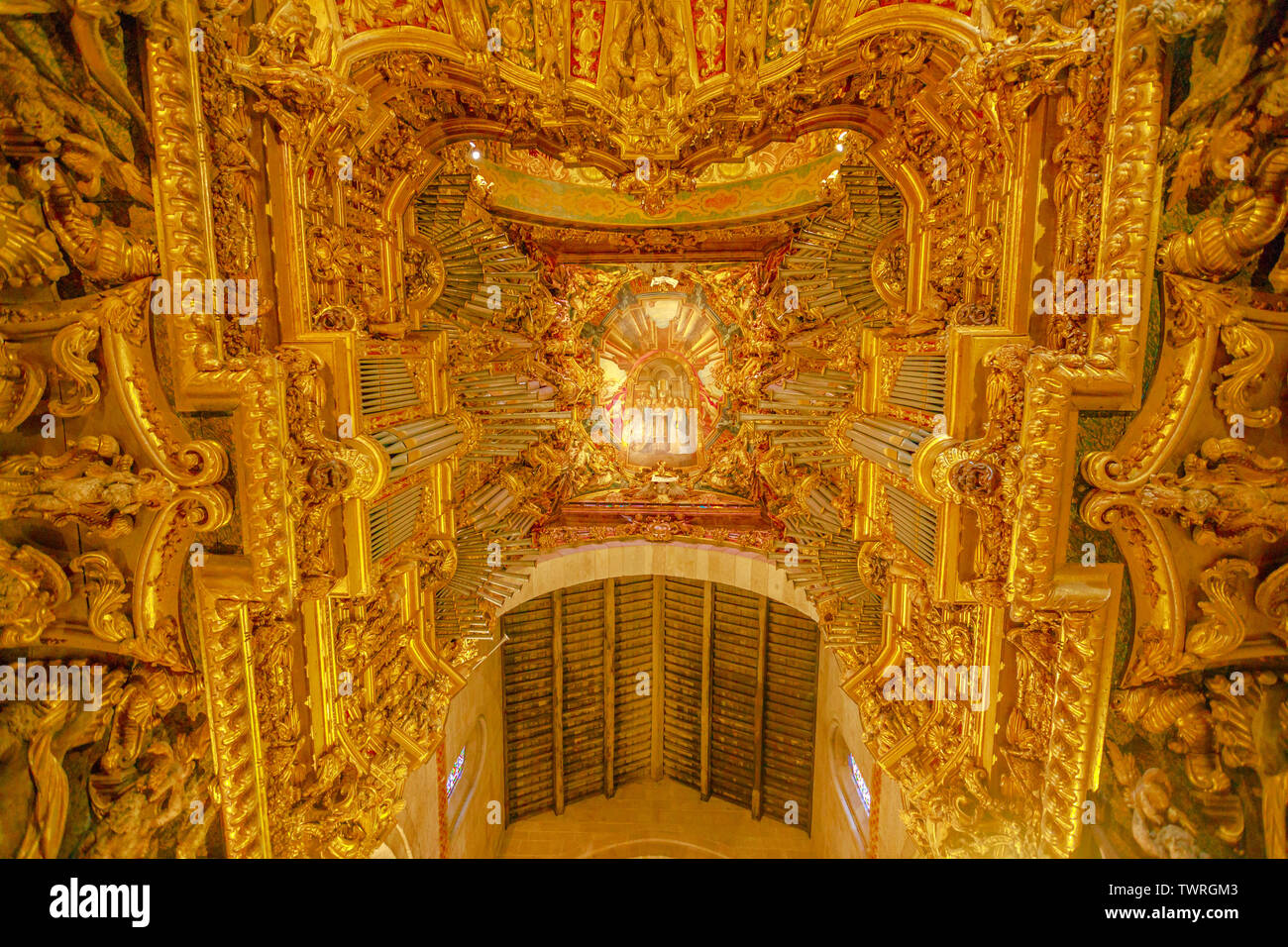Braga, Portugal - 12 août 2017 : Orgue et plafond de la cathédrale de Braga. Cette chorale est décoré d'un plafond peint et sculpté en bois doré. Se Banque D'Images