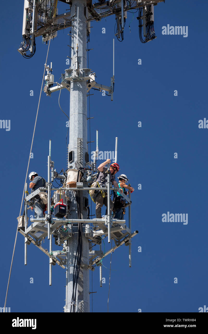 Detroit, Michigan - les travailleurs à l'installation d'équipements sur un téléphone cellulaire tour de communications pour T-Mobile. Banque D'Images