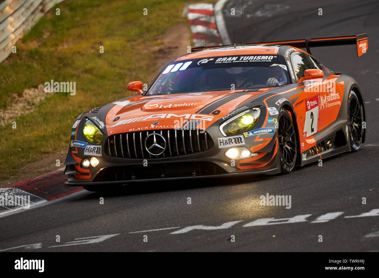 22 juin 2019, Rhénanie-Palatinat, Nürburgring : La Mercedes AMG GT3 du team Black Falcon avec Adam Christodoulou, Maro Engel, Manuel Metzger et Dirk Müller, qui a commencé depuis la pole position, passe la section Breitscheid sur la Nordschleife. Autour de 160 véhicules sur une chasse de 24 heures pour la victoire, à l'essai d'environ 580 pilotes à partir de 32 pays. Photo : Thomas Frey/dpa Banque D'Images