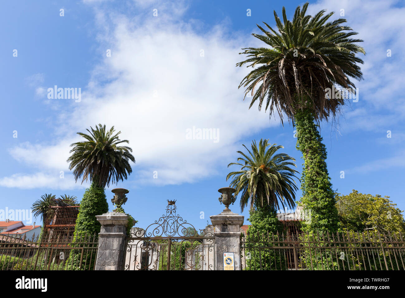 La ruine du palais de Mendoza Cortina de palmiers typiques de l'architecture en Indiano Pendueles, Espagne. Le domaine a été construit comme une maison d'été par Fr Banque D'Images