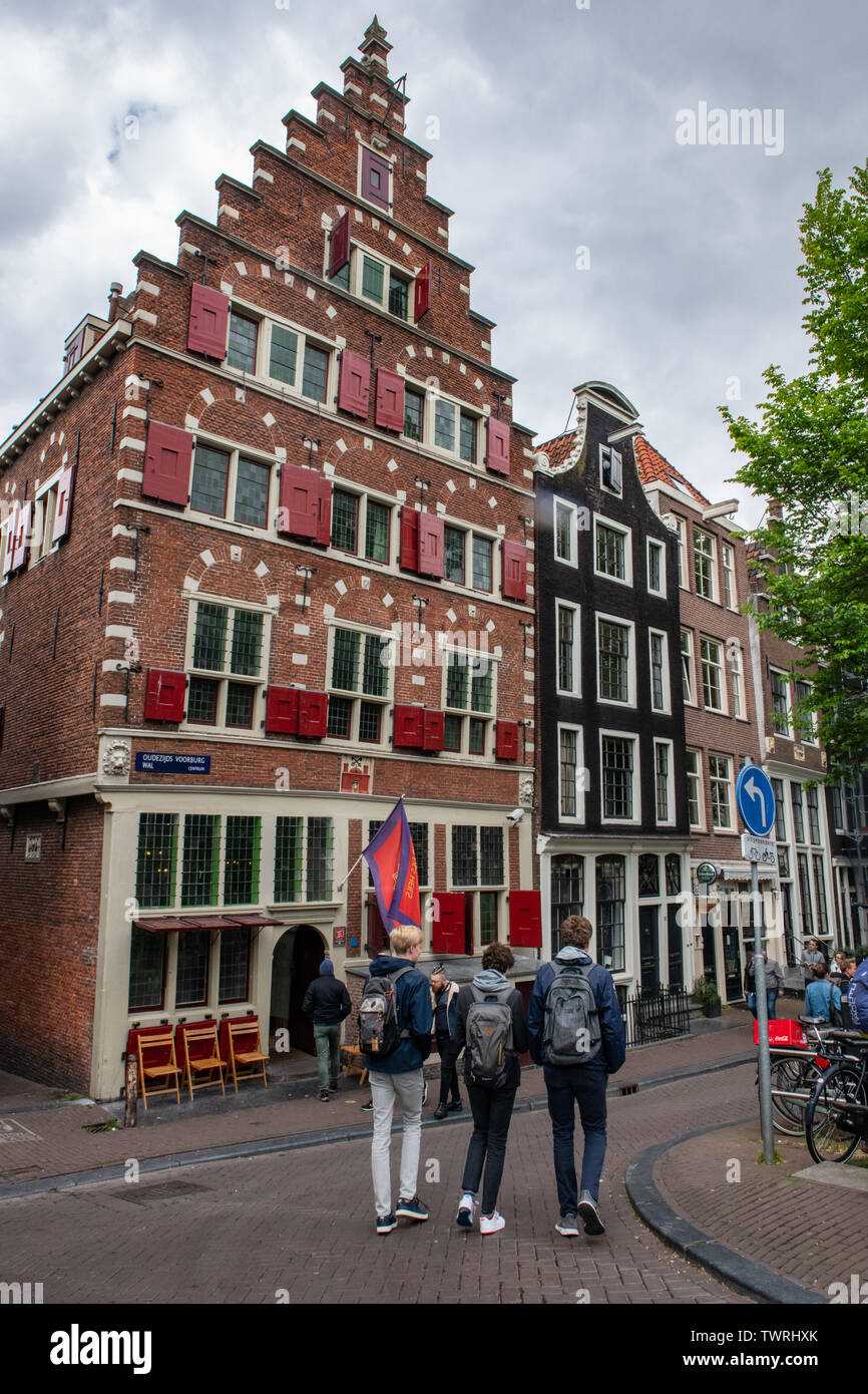 L'étape avec son toit à Amsterdam backpackers par un bâtiment de l'architecture Renaissance hollandaise - Amsterdam - Pays-Bas tourisme touristes Banque D'Images