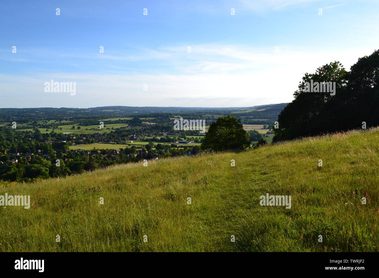 La vue depuis le haut de Fackenden vers le bas, une zone de biodiversité rare géré par Kent Wildlife Trust. L'escarpement de la craie des North Downs est vu Banque D'Images