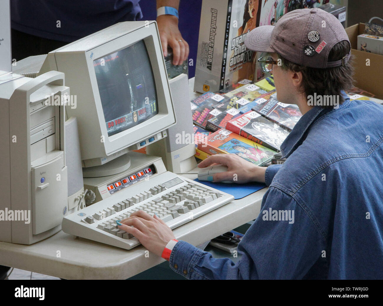 Vancouver, Canada. 22 Juin, 2019. Un visiteur tente un jeu d'ordinateur à la Vancouver Retro Gaming Expo à New Westminster, Canada, le 22 juin, 2019. Le salon des jeux rétro de Vancouver a eu lieu au Centre de l'enclume le samedi, offrant différentes collections de jeux vidéo, de consoles et d'objets de collection à partir de 1970 à 1990. Credit : Liang Sen/Xinhua/Alamy Live News Banque D'Images