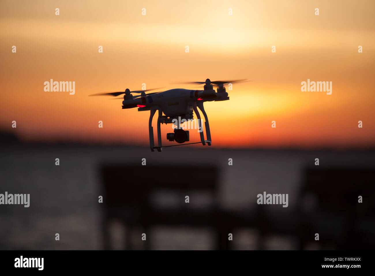 Un DJI Phantom 3 Pro avec un drone planant de soleil colorés en toile Photo  Stock - Alamy