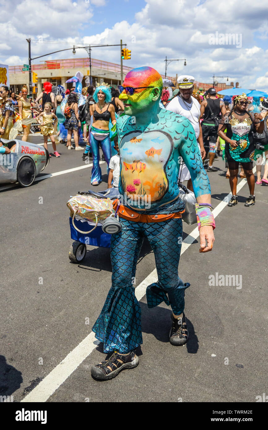 New York, New York, USA. 22 Juin, 2019. Les participants à pied à la 37e parade annuelle tenue le Surf Mermaid Avenue à Coney Island, Brooklyn Crédit : William Volcov/ZUMA/Alamy Fil Live News Banque D'Images