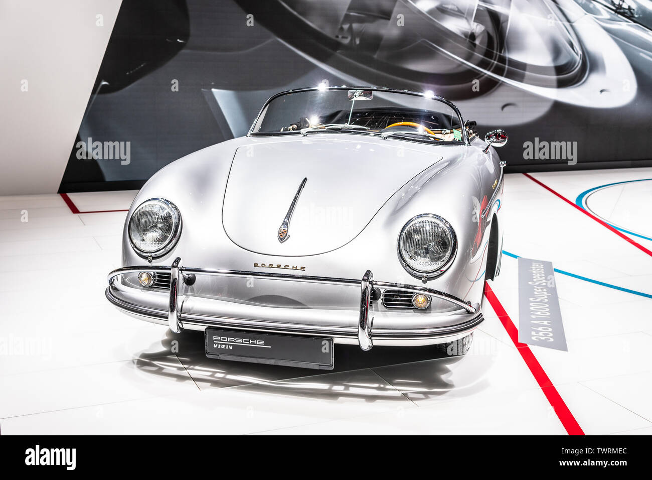 Paris, France, Octobre 02, 2018 : l'argent métallique Porsche 356 Speedster Super 1600 au Mondial de l'Automobile de Paris, la voiture de sport Porsche vintage Banque D'Images