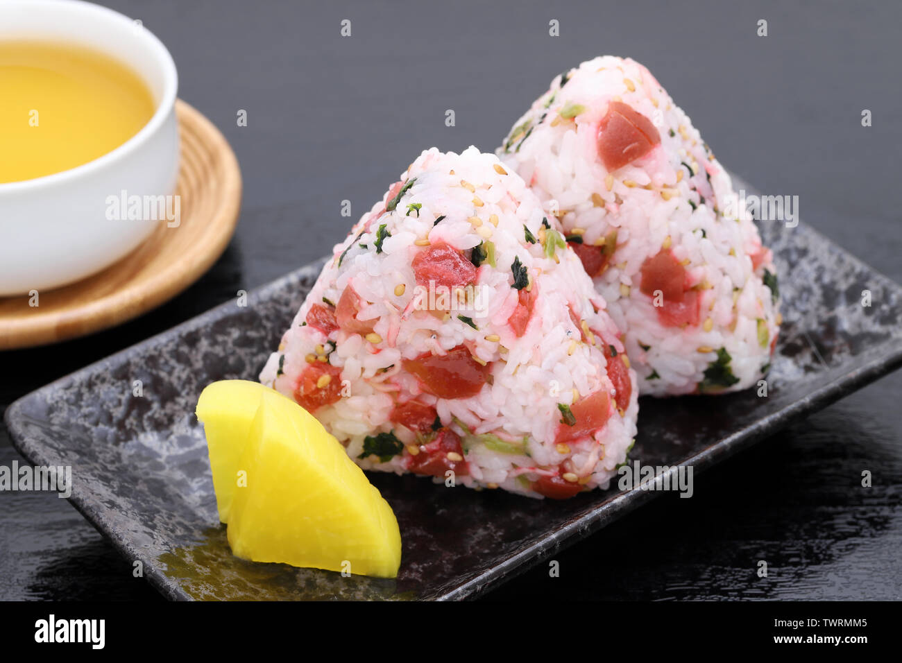 Onigiri, la nourriture Japonaise, balle de riz, riz triangle avec shirasu umeboshi Banque D'Images