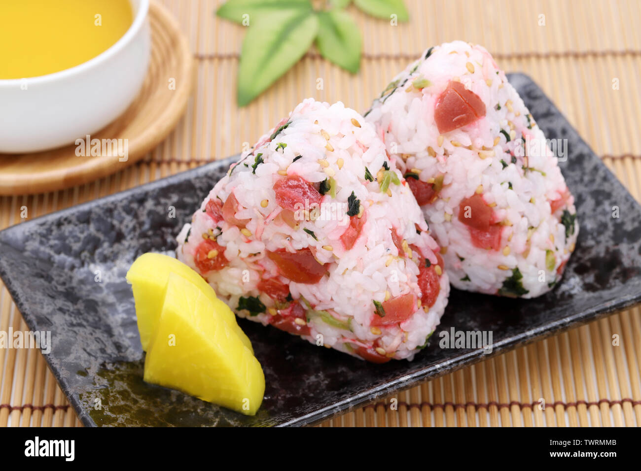 Onigiri, la nourriture Japonaise, balle de riz, riz triangle avec shirasu umeboshi Banque D'Images