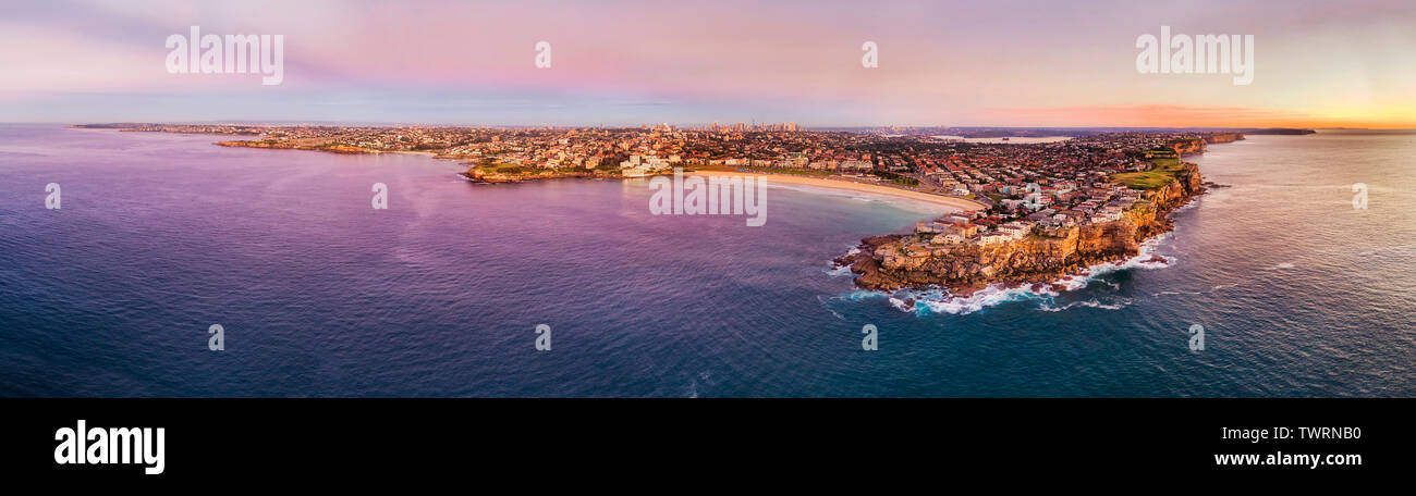 Lever du soleil à partir de la rose de l'océan Pacifique sur la côte autour de la ville de Sydney Bondi Beach entre les promontoires falaise de grès de banlieues est emblématique - plage d'Austr Banque D'Images