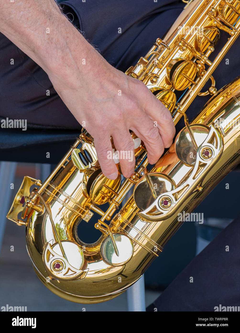 Photo Gros plan d'un homme jouant un saxophone ténor. Banque D'Images