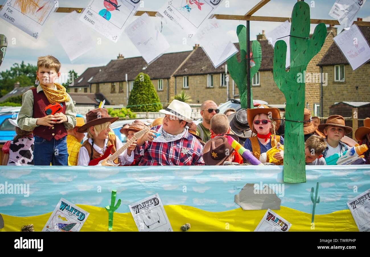 Enfants sur un chariot dans un défilé pendant le carnaval annuel.Des centaines de fêtards dans toutes les peak district ont pris part à l'assemblée annuelle de l'événement carnaval : l'espoir se réveille et bien, dressed in costumes qu'ils défilent dans les rues d'espoir dans le Derbyshire. Banque D'Images